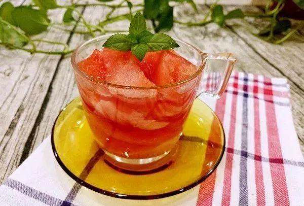 制 作 方 法    薄荷洗净,西瓜切小块去籽,一起放进瓶子,加入几块冰糖