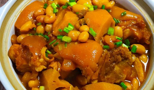 花生莲藕猪脚煲最佳做法,猪蹄软烂入味一点不油腻,家人都爱吃