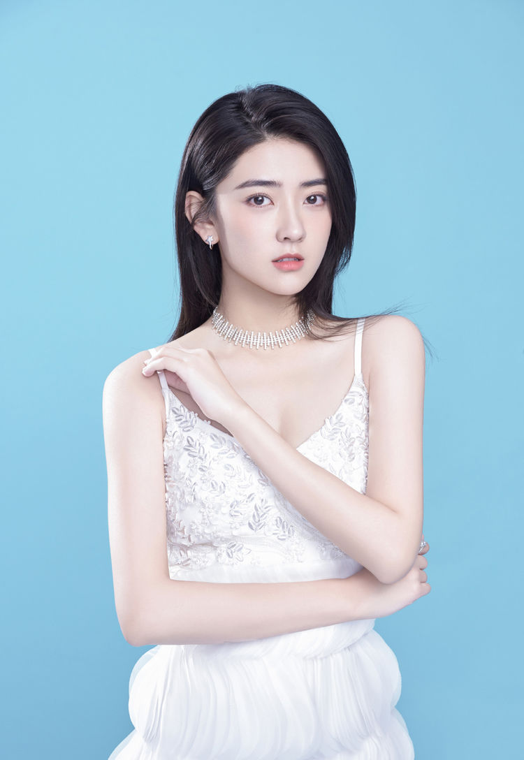 她跟同一男星3次演夫妻,今穿"纸片"拼接裙,配黑发优雅清纯