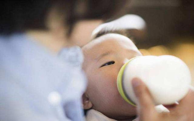 监控拍下11个月宝宝半夜自己起来喝奶,喝完就睡,网友:来报恩的