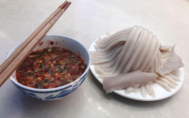 荞凉粉是织金人十分喜爱的一道传统小吃,香辣爽口,开胃消食,生津止渴