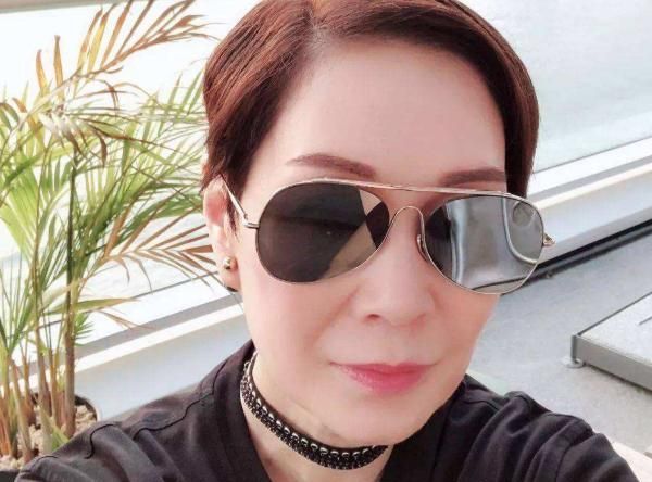 还有人说欧阳震华与傅洁娴在一起是冲着对方的身份去的,为了吃软饭.