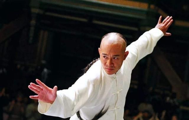 李连杰功夫影星or慈善家他的成名路并不简单拍电影差点摔死