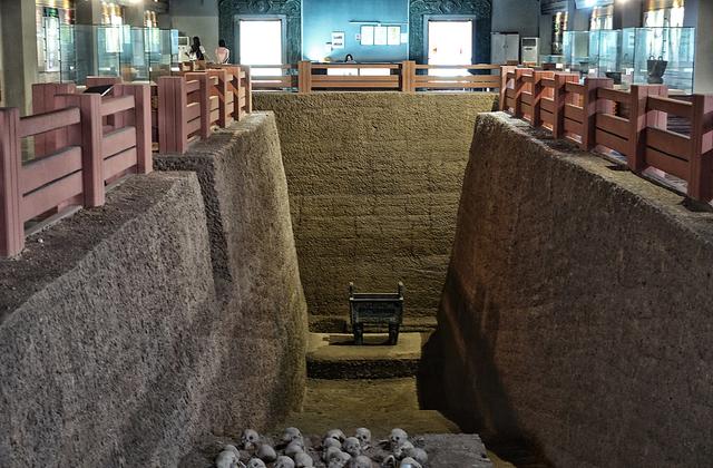 王和重要人物去世都会有大量的人和畜殉葬,王陵遗址一共发现大墓13座