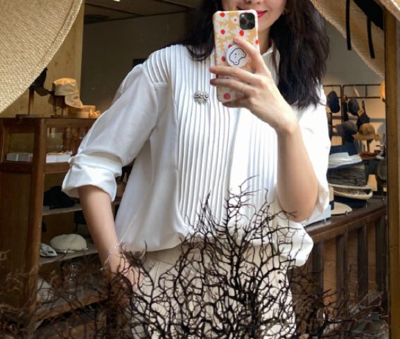 董花花晒街拍手中大钻戒亮眼,张大奕参会也穿同款衬衣