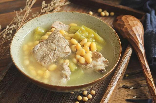 排骨黄豆苦瓜汤清淡可口,而且还能清热解暑,是夏天不错的选择|黄豆|苦