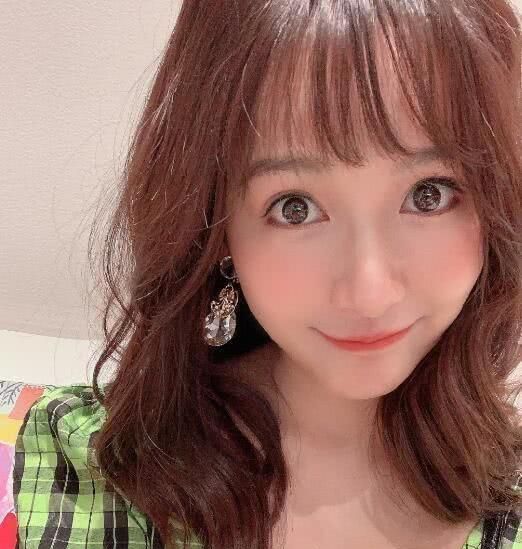 36岁的张子萱穿着绿色连衣裙轻拍着美照皮肤细腻眼睛炯炯