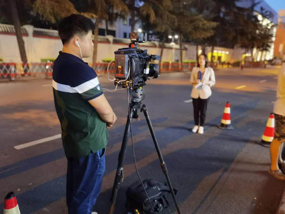 中国国际广播电视台记者在进行现场报道