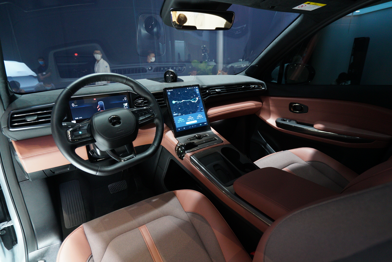 内饰方面,新车的内饰设计与蔚来es6基本上保持一致.