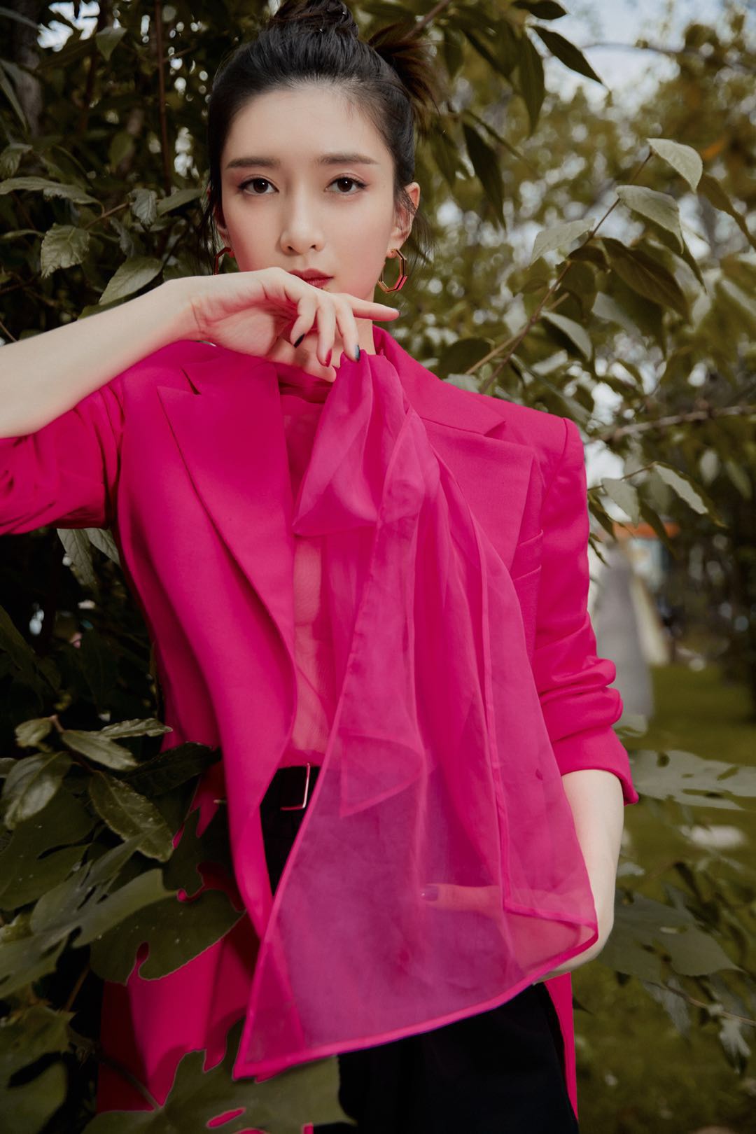 反季节穿搭来了,王漫妮戏外还挺会穿,桃红色look你觉得咋样?