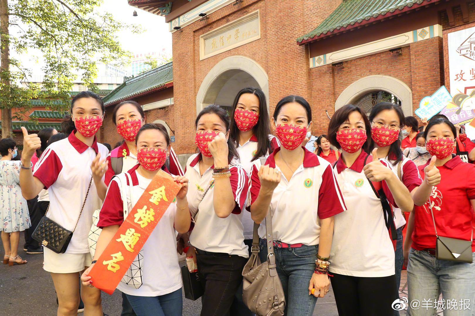 为了为中考学子们加油,家长们也是拼了 来看他们的花式加油姿势