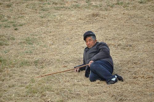 农村老大爷在山里放羊,捡到一块铁片竟然能换一辆摩托!