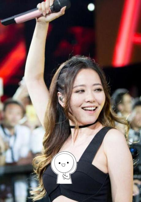 张靓颖长胖点还挺好看,就算勒的"肉颤颤",却依旧美的抢镜