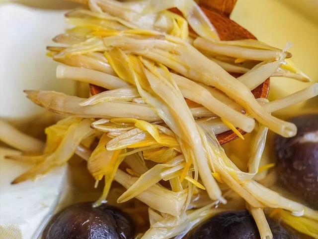 被视作"席上珍品"的黄花菜,无论是炒肉还是炖汤,都非常的鲜美