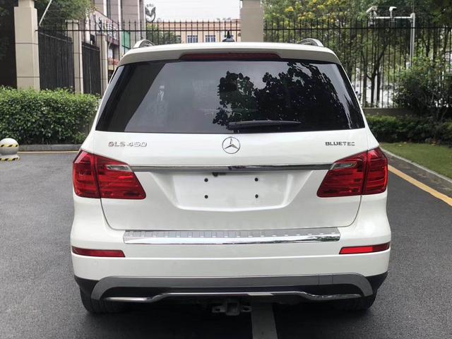 2016年奔驰gl350售价25万,外观庄重高贵,商务和运动气息十足