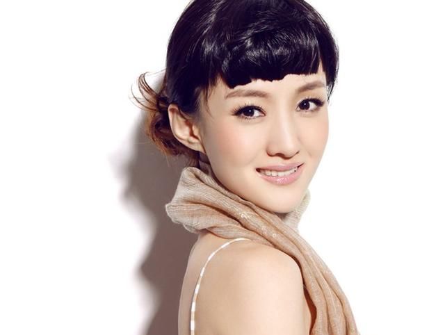 演的都是一些女一号,不过,从她的戏来看,他还是一个很不错的演员呢!