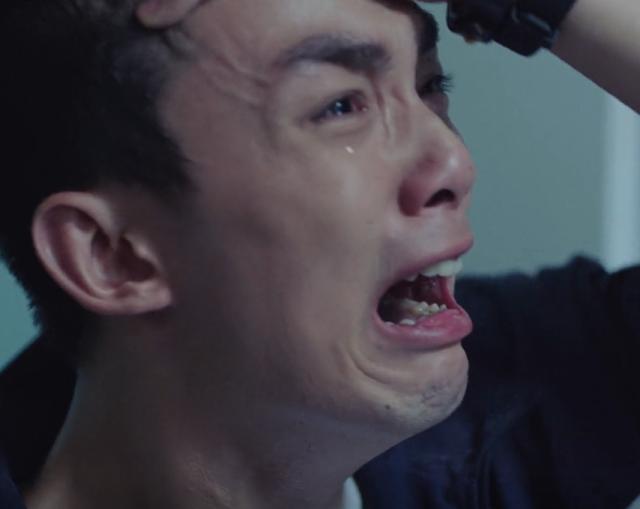 吴磊的哭戏绝了,哭到最伤心时的表情,原谅我带着眼泪笑了