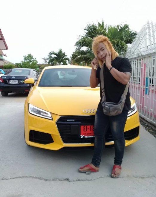 现在,他还是以前的杀马特造型,穿着拖鞋开着豪车,除了他还能有谁?