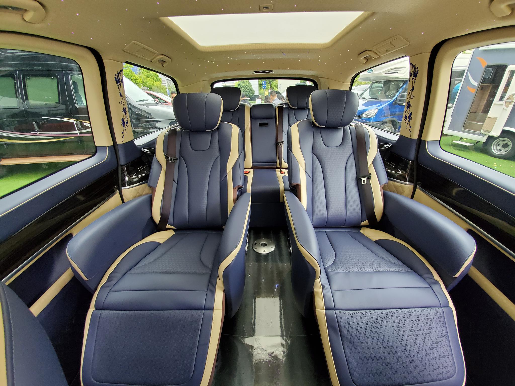 奔驰v260l改装商务房车清幽兰花版