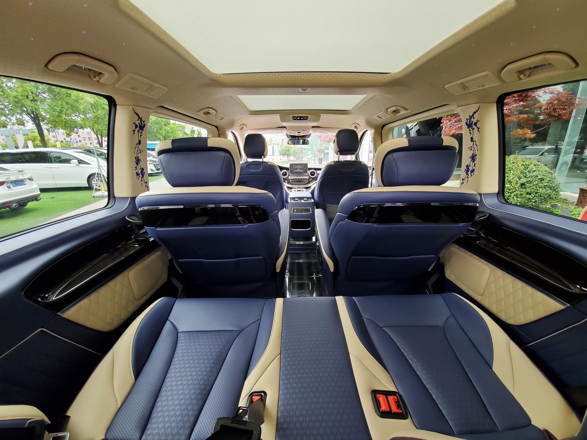 奔驰v260l改装商务房车清幽兰花版