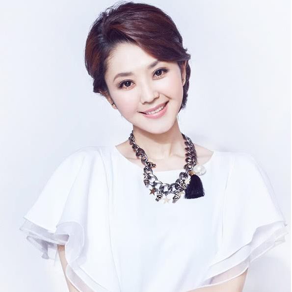 她是央视王牌女主持,与大8岁老公结婚,如今恩爱18年令人羡慕!|央视|方