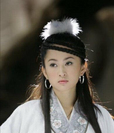 张纪中监制的那版《神雕侠侣》里,她演陆无双.