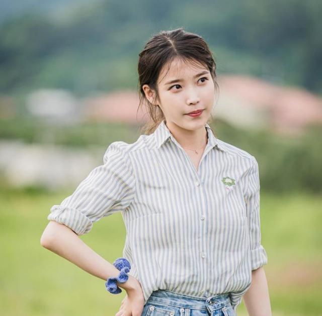 iu李知恩真是颜值高穿啥都好看,普通的衬衫搭牛仔裤简单又大方