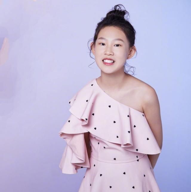 小沈阳女儿沈佳润近照越来越美,长发飘飘明星范十足