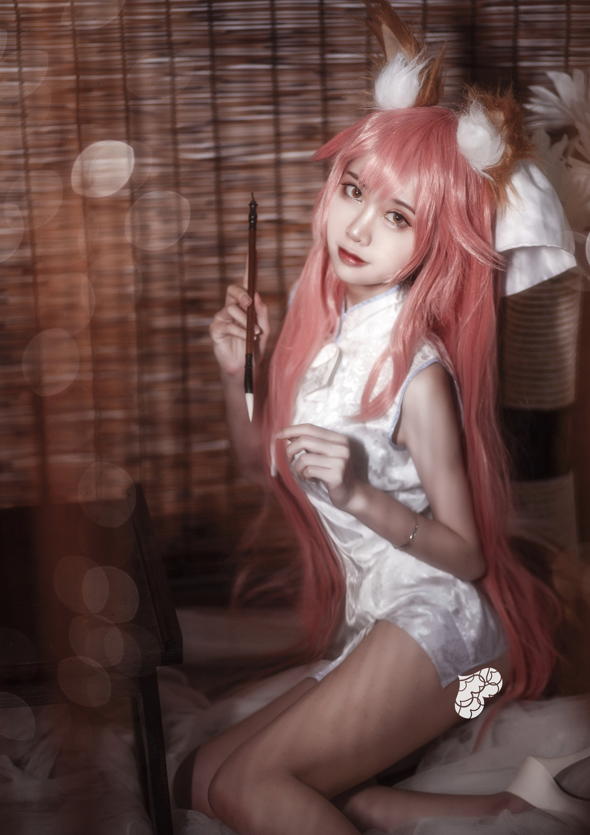 fgo玉藻前cos,旗袍狐娘侧跪书案,可以摸摸粉毛姐姐的尾巴吗?