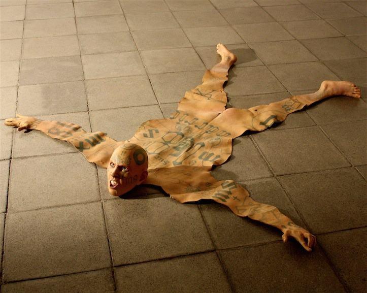 国外推出了一项新服务等你死后把你的纹身割下来做成人皮画