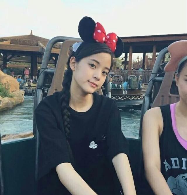 欧阳娜娜小时候照片胖嘟嘟的真可爱尤其是笑起来那嘴角的梨涡