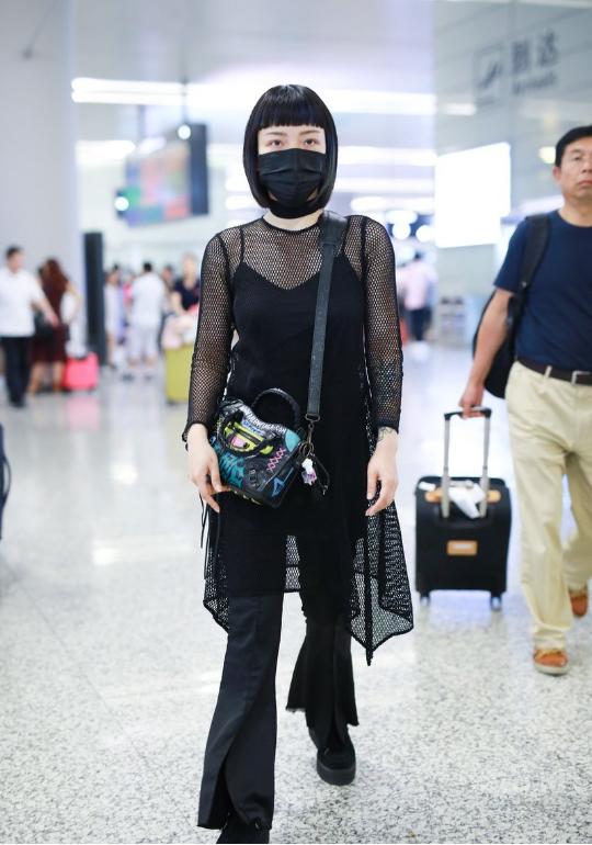 吴莫愁机场没化浓妆穿跑风黑纱衣出镜气质又酷又高冷
