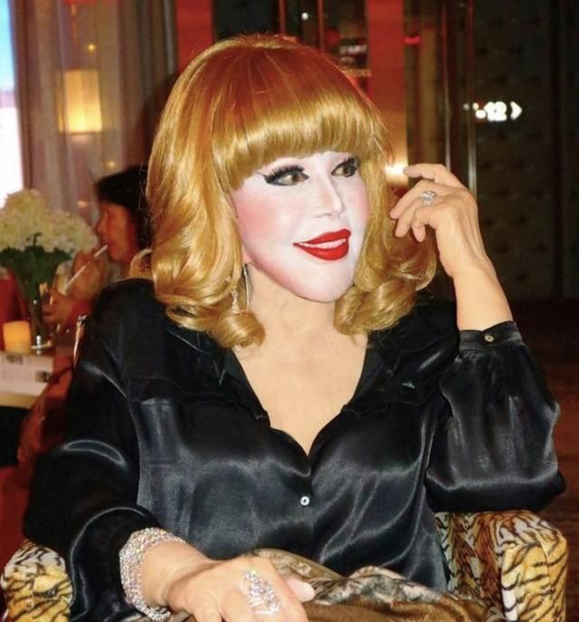 泰国81岁亿万富婆酷爱公主风,厚妆之下皮肤紧致,神似刘晓庆|苏玛丽