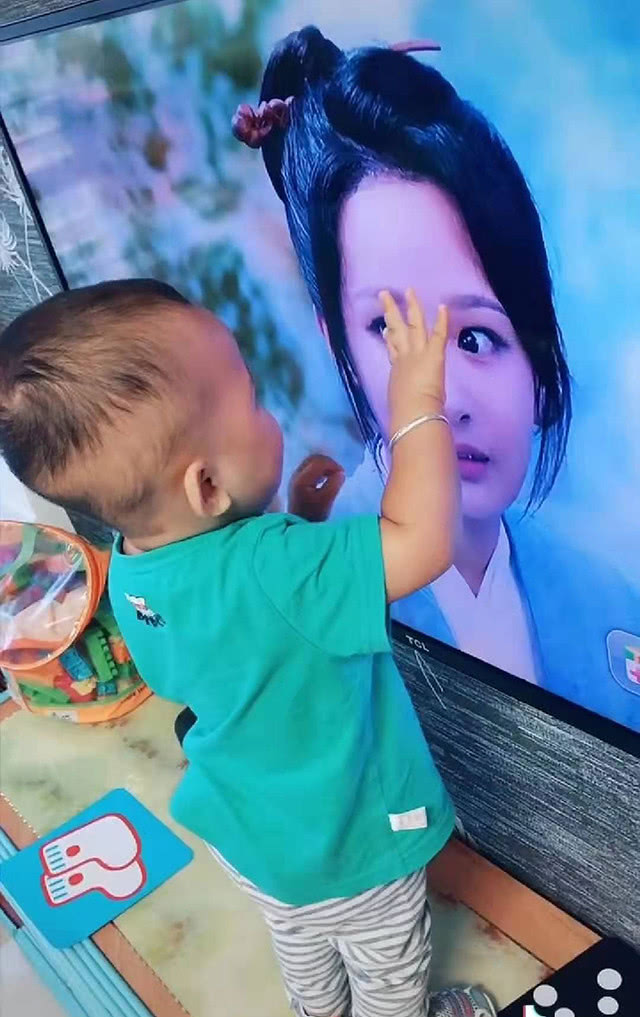 宝宝就主动上前"献吻",原因太过暖心|宝宝|杨紫|身影_新浪新闻