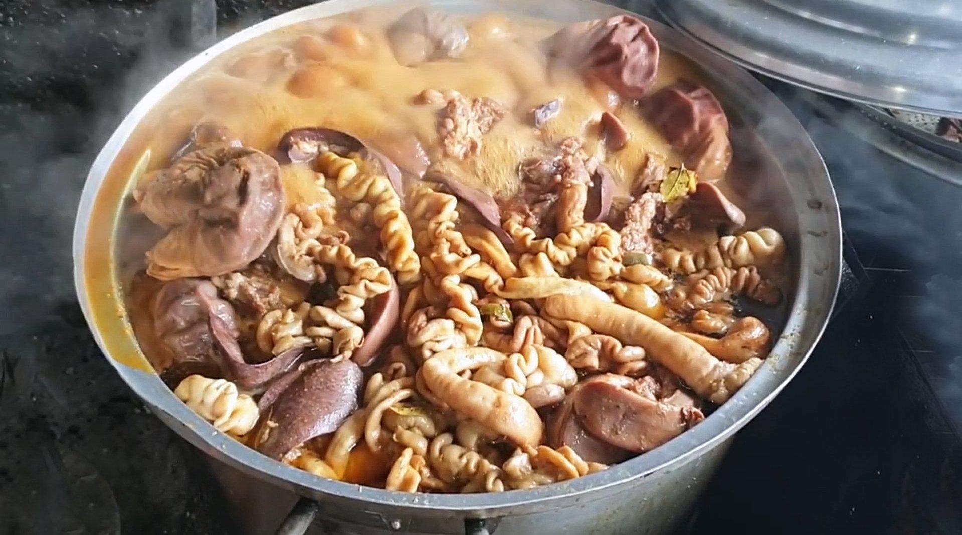 大锅卤猪杂有古风,切两斤猪肠,打五斤酒上来