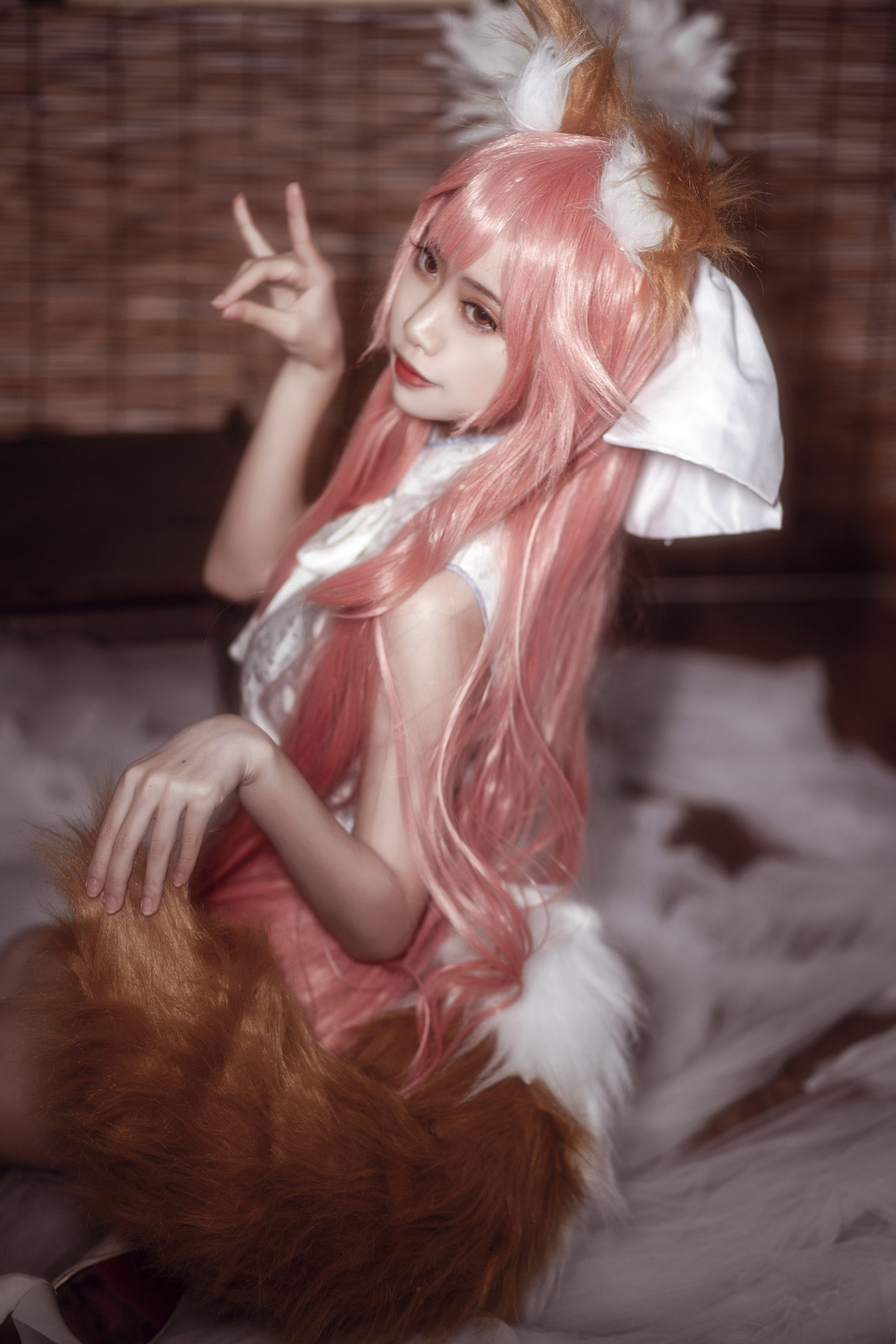fgo玉藻前cos,旗袍狐娘侧跪书案,可以摸摸粉毛姐姐的尾巴吗?