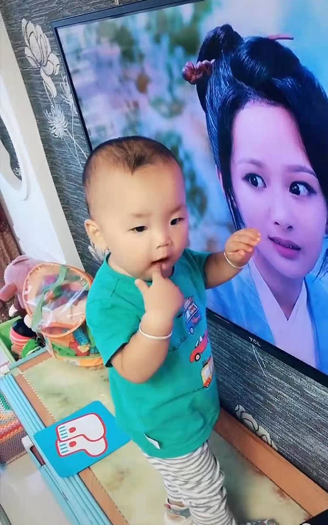 宝宝就主动上前"献吻",原因太过暖心|宝宝|杨紫|身影_新浪新闻