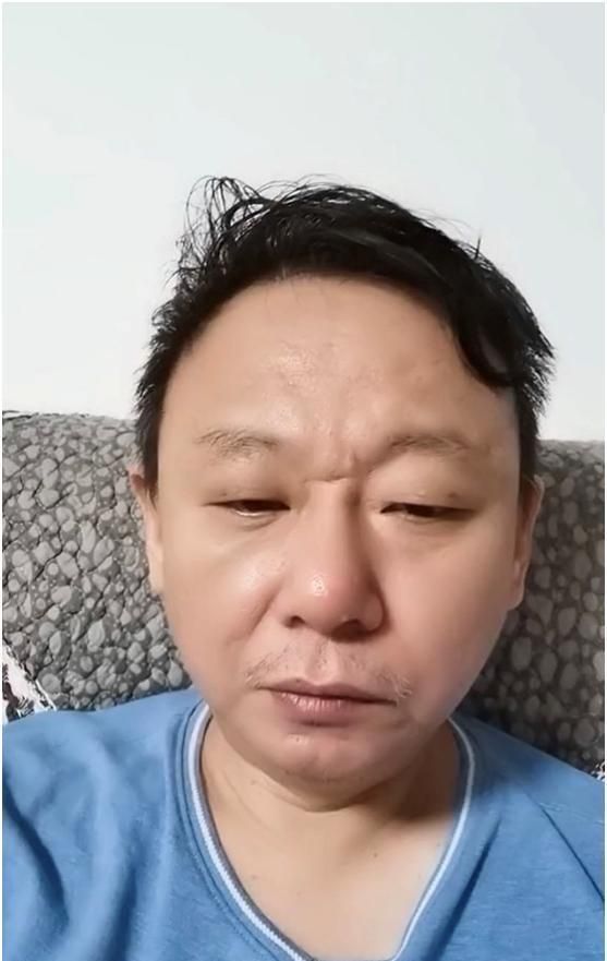 小品演员邵峰现状流出,头发油腻胡子拉碴,唱伤感情歌表情到位