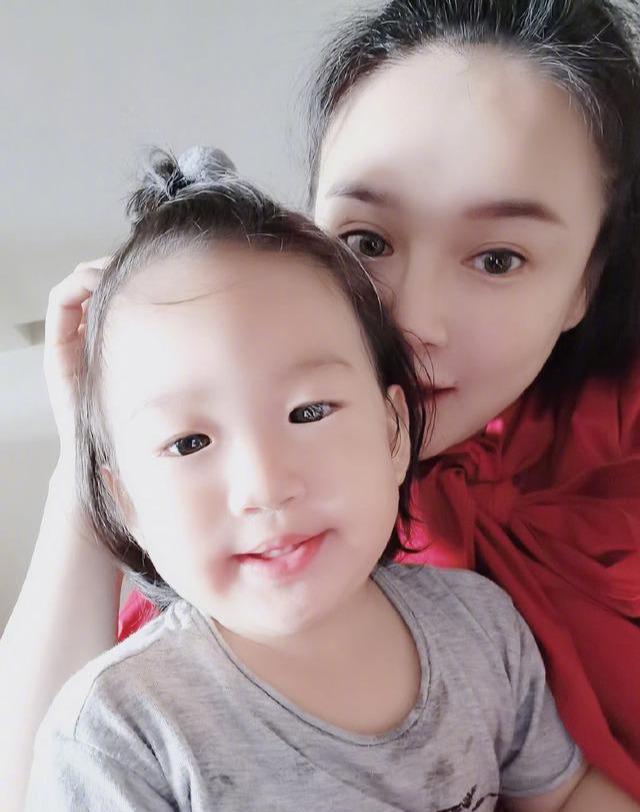 邹市明老婆惹争议!把三儿子打扮成小姑娘,网友提醒她这样不行