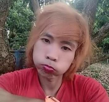 而且还留着一头杀马特的造型,不免让人给他冠上丑男的称号.