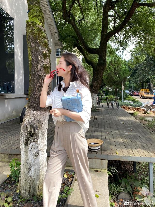 董花花晒街拍手中大钻戒亮眼,张大奕参会也穿同款衬衣