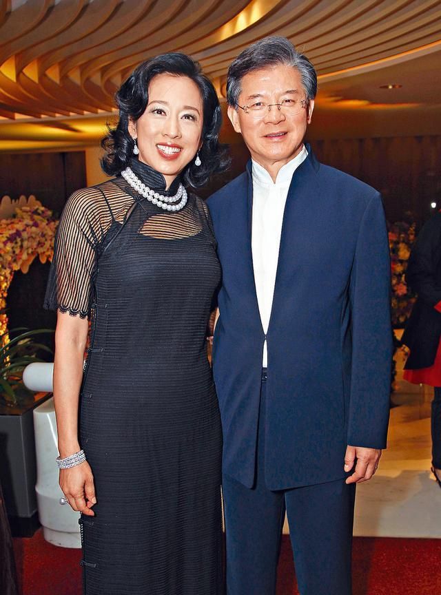 郭晶晶婆婆朱玲玲,62岁的年纪太敢穿,挂脖吊带挡不住豪门气质