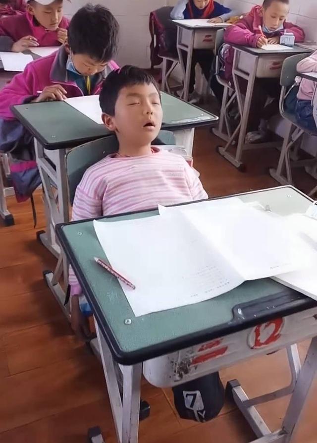 开学摸底考试,熊孩子20分钟完成,剩余时间睡大觉,老师无语了