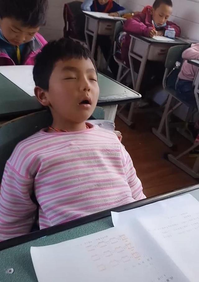 开学摸底考试,熊孩子20分钟完成,剩余时间睡大觉,老师无语了