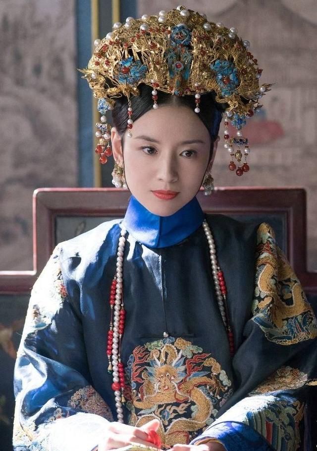 《如懿传》中的富察琅嬅皇后拥有两款钿子,一款是普通的黑绒缎子打造