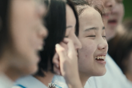 《少年的你》陈念拍毕业照时,谁注意到她的表情了?不害怕是假的休闲区蓝鸢梦想 - Www.slyday.coM 《少年的你》陈念拍毕业照时,谁注意到她的表情了?不害怕是假的休闲区蓝鸢梦想 - Www.slyday.coM