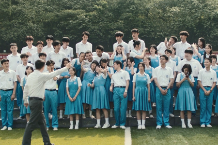 《少年的你》陈念拍毕业照时,谁注意到她的表情了?不害怕是假的休闲区蓝鸢梦想 - Www.slyday.coM 《少年的你》陈念拍毕业照时,谁注意到她的表情了?不害怕是假的休闲区蓝鸢梦想 - Www.slyday.coM