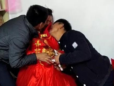 再现无理闹洞房,男子给新娘送花后,居然强吻新娘