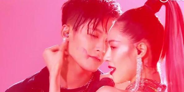 一定要看钟楚曦檀健次的舞台抹口红endingpose反复观看一百遍