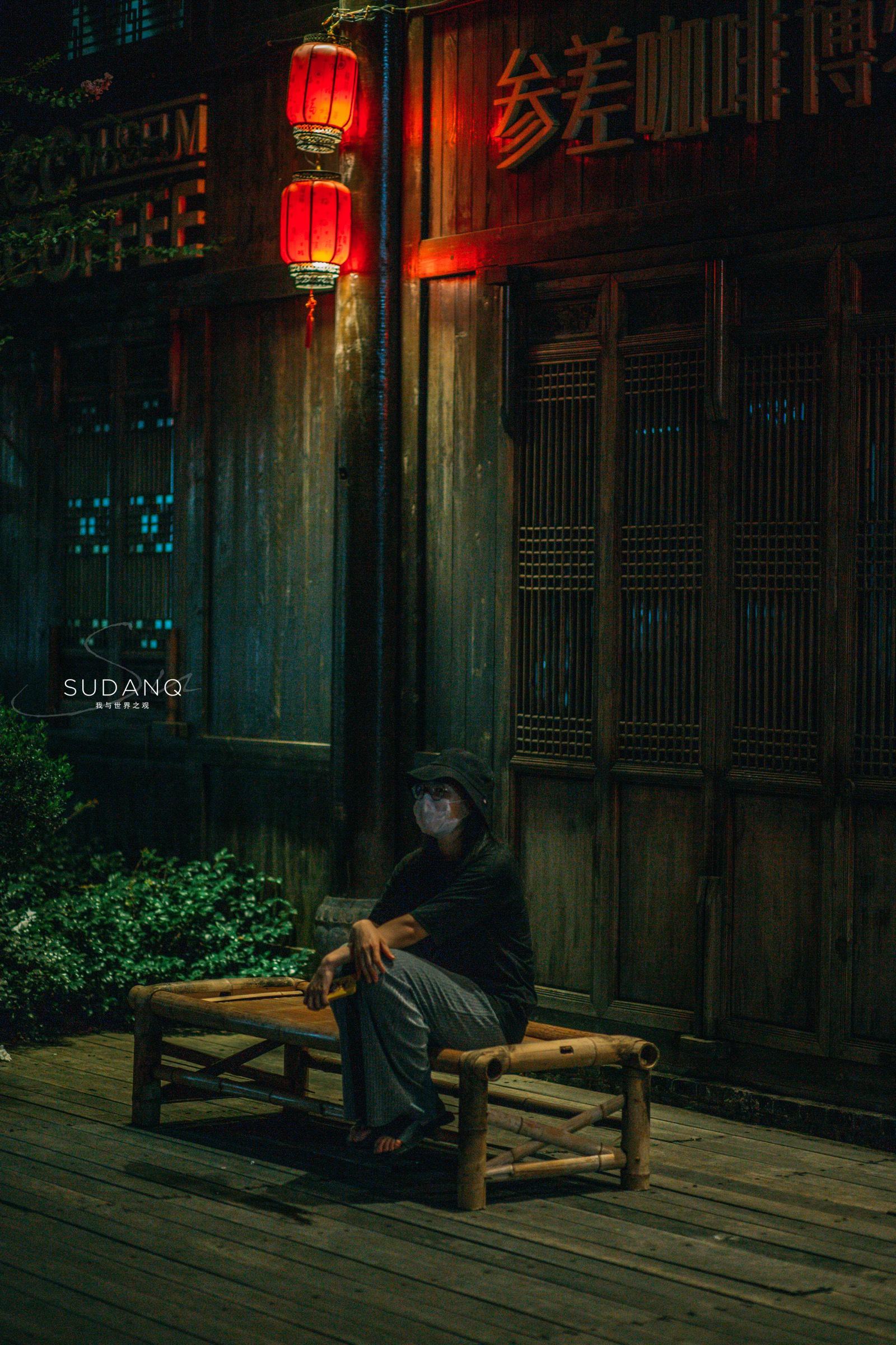 夜深人静,发现一个非常有意境的角落. 幽幽红灯下